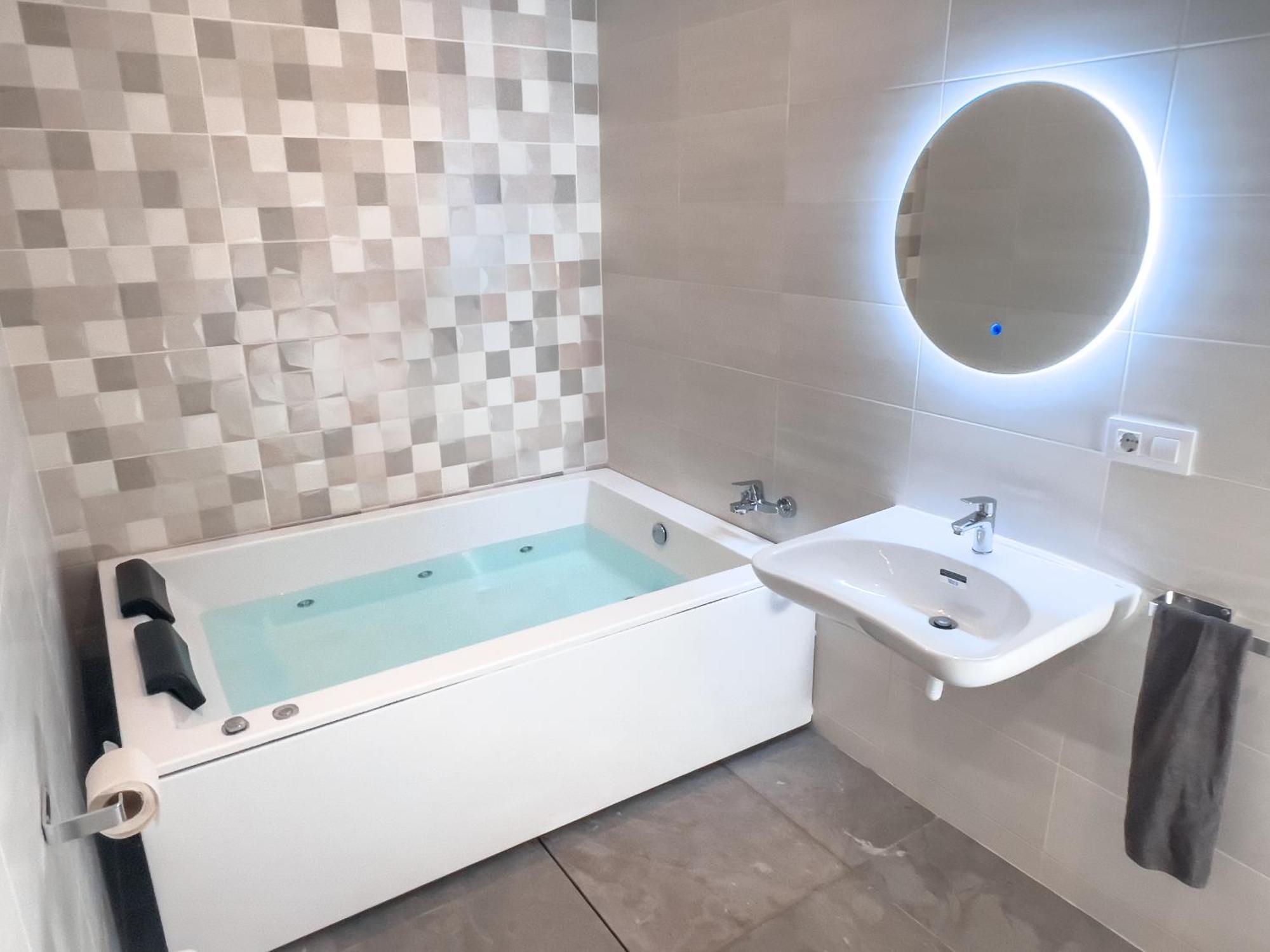 Estudio Con Jacuzzi Privado En Triana