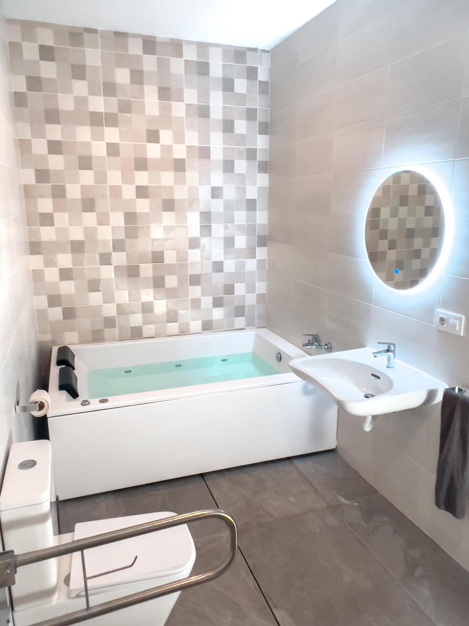 Estudio Con Jacuzzi Privado En Triana